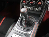 MT車は、モータースポーツで求められるブリッピング操作のしやすさに着目し、エンジントルク制御が変更されています。