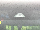 【ホンダセンシング】走行中に前方の車両等を認識し、衝突しそうな時は警報とブレーキで衝突回避と被害軽減をアシスト。より安全にドライブをお楽しみいただけます。