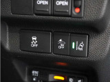 ◆VSA◆横滑り防止装置が装備されています。コーナーリング時の横すべりを抑える機能と、車両の急激な挙動変化を抑える機能で、安定した走行を実現しています。運転に安心とゆとりが出来ます。