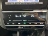 【オートエアコン】一度お好みの温度に設定すれば、車内の温度を検知し風量や温度を自動で調整。暑い&hellip;寒い&hellip;と何度もスイッチ操作をする必要はありません。快適な車内空間には必須の機能ですね♪