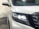 【LEDヘッドライト】悪天候や夜間走行時も良好な視界を確保し安心して運転できる高輝度LEDヘッドライトを装備!点灯速度が早く、消費電力も抑えられています。