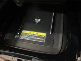【ワイヤレス充電】携帯を置くだけで充電が出来ます。