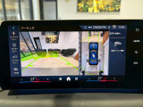 【ナビ純正】ワイドコントールディスプレイは、画面内に多数の情報を表示する事が可能です。センターコンソールiDriveコントローラー操作だけでなく、タッチパネルでの操作も可能となっております。