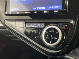【オートエアコン】一度お好みの温度に設定すれば、車内の温度を検知し風量や温度を自動で調整。暑い&hellip;寒い&hellip;と何度もスイッチ操作をする必要はありません。快適な車内空間には必須の機能ですね♪