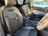 アップライトに着座するシートは、操作に力もはいりやすく、車両感覚も掴みやすいと好評です。