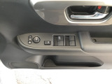 電動格納式ドアミラーのスイッチは運転席ドアにあります。
