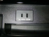 【電源コンセント】非常時やキャンプなどに役立つAC100V/100Wコンセント付きです。