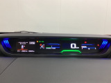 中央にデジタル表示のスピードメーターを配したハイブリット専用メーターになっています。左側のインフォメーション画面で燃費などの情報を確認できます。