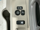 狭い駐車場で便利な電動格納ドアミラーが付いています。