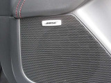 BOSEサウンドシステムを搭載。「良い音を出す」ではなく、その車種のごとに特徴を計算(車種専用設計)し、「反響音」を作り出すことによってどの座席でも自分中心で音が聴こえ、「心地よい空間」を作り出します。