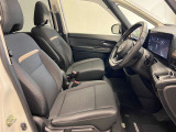 ゆったりと座れる運転席シートですのでストレスなく運転が出来ますよ!