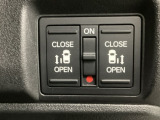 【両側パワースライドドア】両側がパワースライドドアになっており、運転席のスイッチやスマートキーでも開閉が可能です!開口部も広いので乗り降りも楽々♪