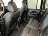 【リアシート】屋根までの高さがある車のため、大人の方でも圧迫感が少なく乗車出来ます。足元は広く取られているため、ゆったりとお乗り頂けます。