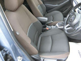 体をしっかり支えるシート形状。長時間の運転でも快適です。