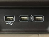 【USBポート】USBポートも装備されています、スマートフォンの充電やオーディオに連携も可能です、今や欠かせない装備の一つです!