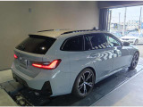 【BMWの伝統-3】BMWのお車は、&ldquo;駆け抜ける歓び&rdquo;を体現しております。走行の安定性とコーナリングの良さを追求し、思い通りにハンドルの操作可能です。