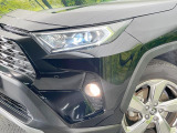 【LEDヘッドライト】悪天候や夜間走行時も良好な視界を確保し安心して運転できる高輝度LEDヘッドライトを装備!点灯速度が早く、消費電力も抑えられています。