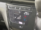 【オートエアコン】一度お好みの温度に設定すれば、車内の温度を検知し風量や温度を自動で調整。暑い&hellip;寒い&hellip;と何度もスイッチ操作をする必要はありません。快適な車内空間には必須の機能ですね♪