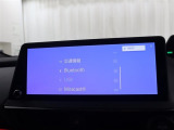 <Bluetooth>スマートフォンなどの機器と車をBluetoothで接続すると、ワイヤレスで音楽を再生できます。