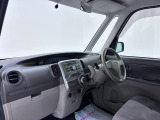 ダイハツのお店では、ダイハツ車を知り尽くしたプロフェッショナルが、専用の診断機器を使って各システムを点検しております。