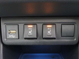 快適温熱シート(運転席・助手席)が装備されています。負担のかかりやすい肩や腰、冷えやすい下肢を効果的に温めてくれます。