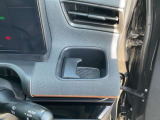 運転席側のドリンクホルダー。助手席にも、同様にドリンクホルダーが、ございます。
