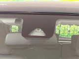 【スマートアシスト】走行中に前方の車両等を認識し、衝突しそうな時は警報とブレーキで衝突回避と被害軽減をアシスト。より安全にドライブをお楽しみいただけます。