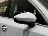 シャープな造形とエアロダイナミクスを意識したデザインで、スポーティさと機能性を両立。
