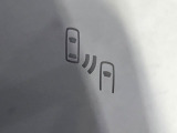 【ブラインドスポットモニター】走行中、ドアミラーの死角になりやすい箇所に後続車が接近するとサイドミラーのレンズに警告を表示!ドライバーに注意喚起をしてくれます。