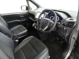 シンプルで使いやすいデザインの運転席です。
