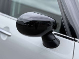 MINIの電動格納サイドミラーは、スイッチ操作でスムーズに開閉でき、狭い駐車場でも安心して扱えます。車体との一体感あるデザインで、利便性とスタイリングを両立した装備です。