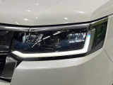 【LEDヘッドライト】悪天候や夜間走行時も良好な視界を確保し安心して運転できる高輝度LEDヘッドライトを装備!点灯速度が早く、消費電力も抑えられています。