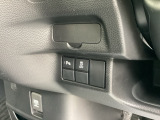 パーキングセンサーと横滑り抑制機能のスイッチです。駐車時の障害物検知や滑りやすい路面での車両安定性を高め、安全運転をサポートします。