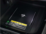 ◆ワイヤレス充電器◆ワイヤレス充電規格Qiに適合した機器を充電エリアに置くことで使用できます。