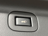 【パワーバックドア】スマートキーや運転席のボタンを押すだけでリアゲートが自動で開閉します!荷物を持っている時や、高い位置にあるバックドアを閉める際に便利な機能です♪