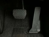 【オルガン式アクセルペダル】かかとを支点として足首とペダルの動きが一致するため、スムーズで正確な操作が可能です。ペダル反力を足の重さで支える事ができるため長時間の運転でも足が疲れにくくなります。