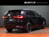 【CX-80】タフなSUVでありながら、より豊かで優雅な存在感を放つ3列SUVとしました。空間の豊かさと優美さを両立させたキャビン後半の造り込みによって、より高い車格とゆとりを感じさせるデザインになっています。