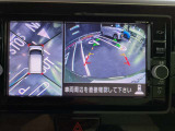 アラウンドビューモニターです。4つのカメラからの映像を合成・処理することで空から見下ろすような視点で周囲を確認でき、駐車時のクルマの位置確認がスムーズになります。