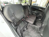 チップアップ&ダイブダウン機構付【ULTR SEAT】は後席座面を左右分割で跳ね上げることができます。トランクで積載できない背の高い荷物をラクラク収納できます。ホンダ車ならではの人気装備です。