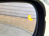 【ブラインドスポットインフォメーション】走行中、ドアミラーの死角になりやすい箇所に後続車が接近するとサイドミラー付近に警告を表示、ドライバーに注意喚起をしてくれます。