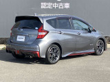 後部座席はプライバシーガラスとなっています。座っている人や置いてある荷物が見えにくくなっているのでプライバシーの確保が出来ます。ぜひ見て確認してみて下さい