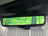【スマートリヤビューミラー】後席の大きな荷物や同乗者で後方が確認しづらい時でも安心!カメラが撮影した車両後方の映像をルームミラー内に表示。クリアな視界で状況の確認が可能です!