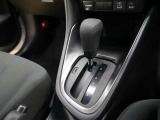 CVT(無段変速)のオートマチックです。フロアシフトがとても使い易いです。また高燃費に貢献するのもこのオートマチックです(*^_^*)