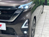 【LEDヘッドライト】悪天候や夜間走行時も良好な視界を確保し安心して運転できる高輝度LEDヘッドライトを装備!点灯速度が早く、消費電力も抑えられています。