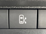 【ハンズフリー機能付き両側パワースライドドア】スライドドアの下に足先を入れてすぐ引くと、自動的にスライドドアが開閉します!荷物で両手がふさがった状態でも、ドアの開閉ができてとっても便利!