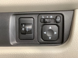 狭い駐車場で便利な電動格納ドアミラーが付いています。