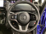 ハンドルにHondaセンシング系のクルーズコントロールやレーンキープアシストなどのスイッチと、オーディオの操作スイッチが装備されています。ハンドルから手を離さず安全に操作できます。