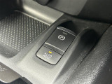 【電動パーキングブレーキ】ブレーキを踏んで停車したときにブレーキペダルから足を離しても停車状態を維持することができます。