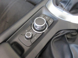 マツダコネクトを操作するコマンダーコントロールです。運転中に自然と手の触れる位置に配置されています。