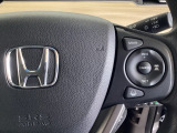 ハンドルにHondaセンシング系のクルーズコントロールやレーンキープアシストなどの操作スイッチが装備されています。ハンドルから手を離さず安全に操作できます。